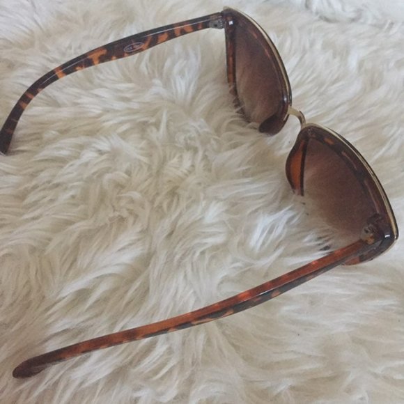 ❌SOLD!❌Tortoise Shell Sunglasses - Picture 3 of 3